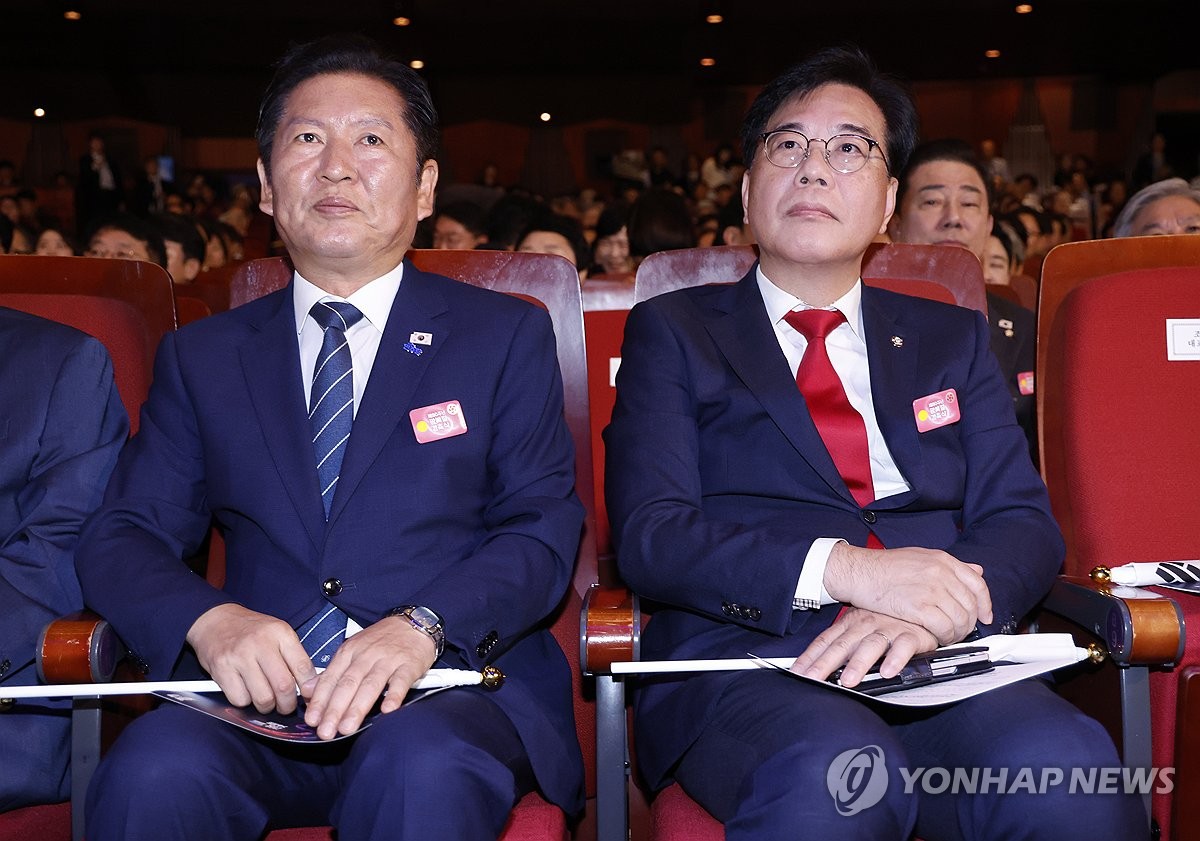 與 "뉴라이트 기관장, 현대판 밀정"…국힘 "파렴치범 사면 웬말"