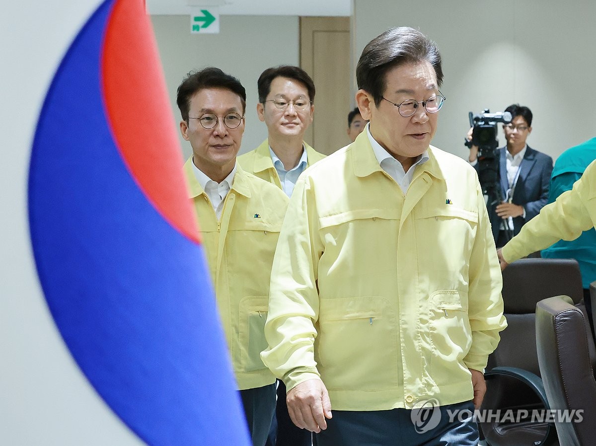 을지 국무회의 입장하는 이재명 대통령