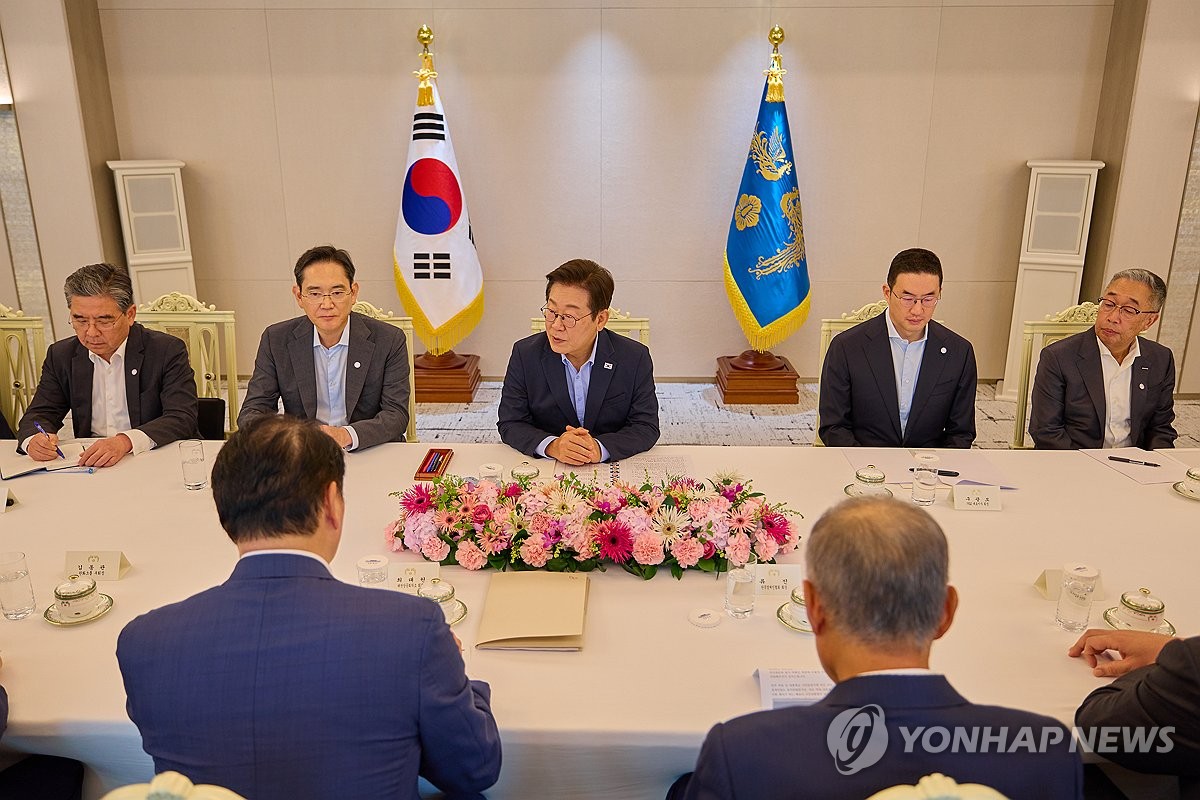 李대통령 "노동, 선진국 수준 맞춰야"…