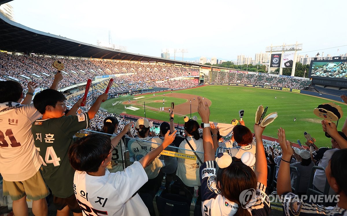 프로야구, 2년 연속 1천만 관중 돌파…'야구의 날'에 축포(종합2보)