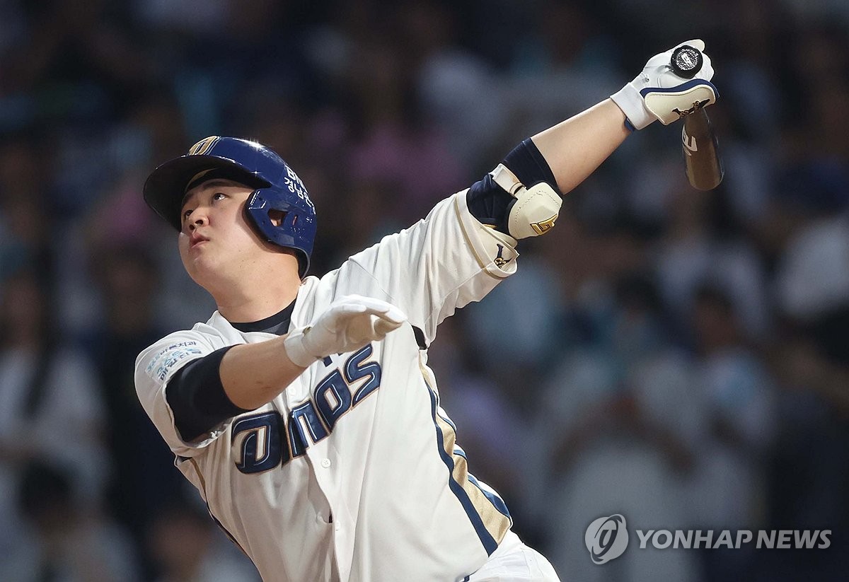 NC 김형준, 2025 PS 1호 홈런…후라도 상대로 좌월 솔로포