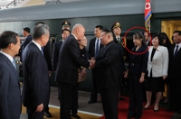 "김정은 뒤 단정한 차림 소녀"…김주애 외교무대 데뷔 외신 주목