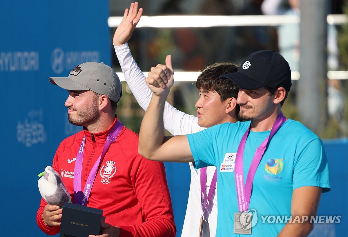 리커브 남자 개인전 시상식 마친 선수들