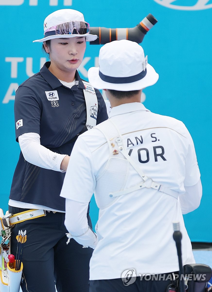 인사하는 강채영-안산