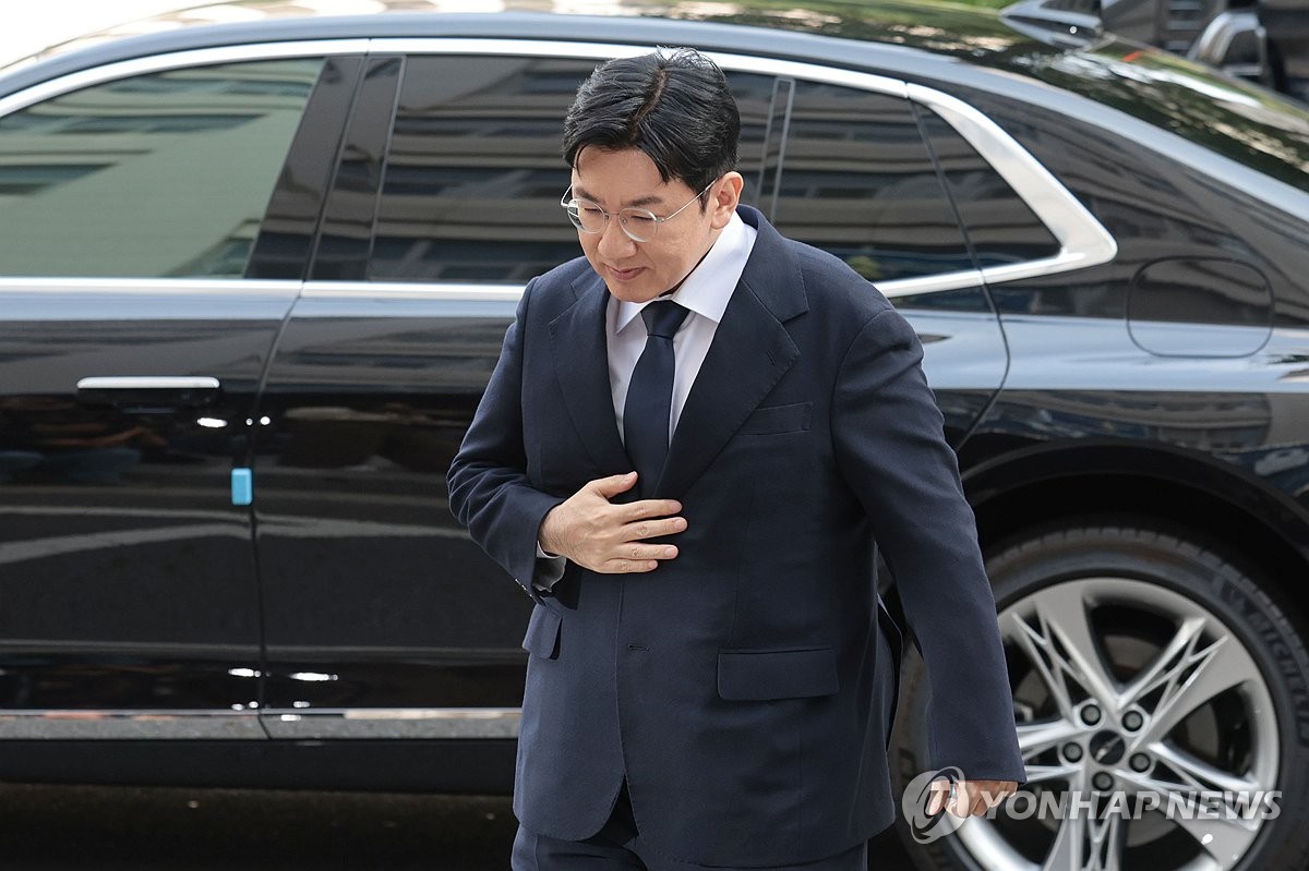 포토라인으로 향하는 방시혁 의장