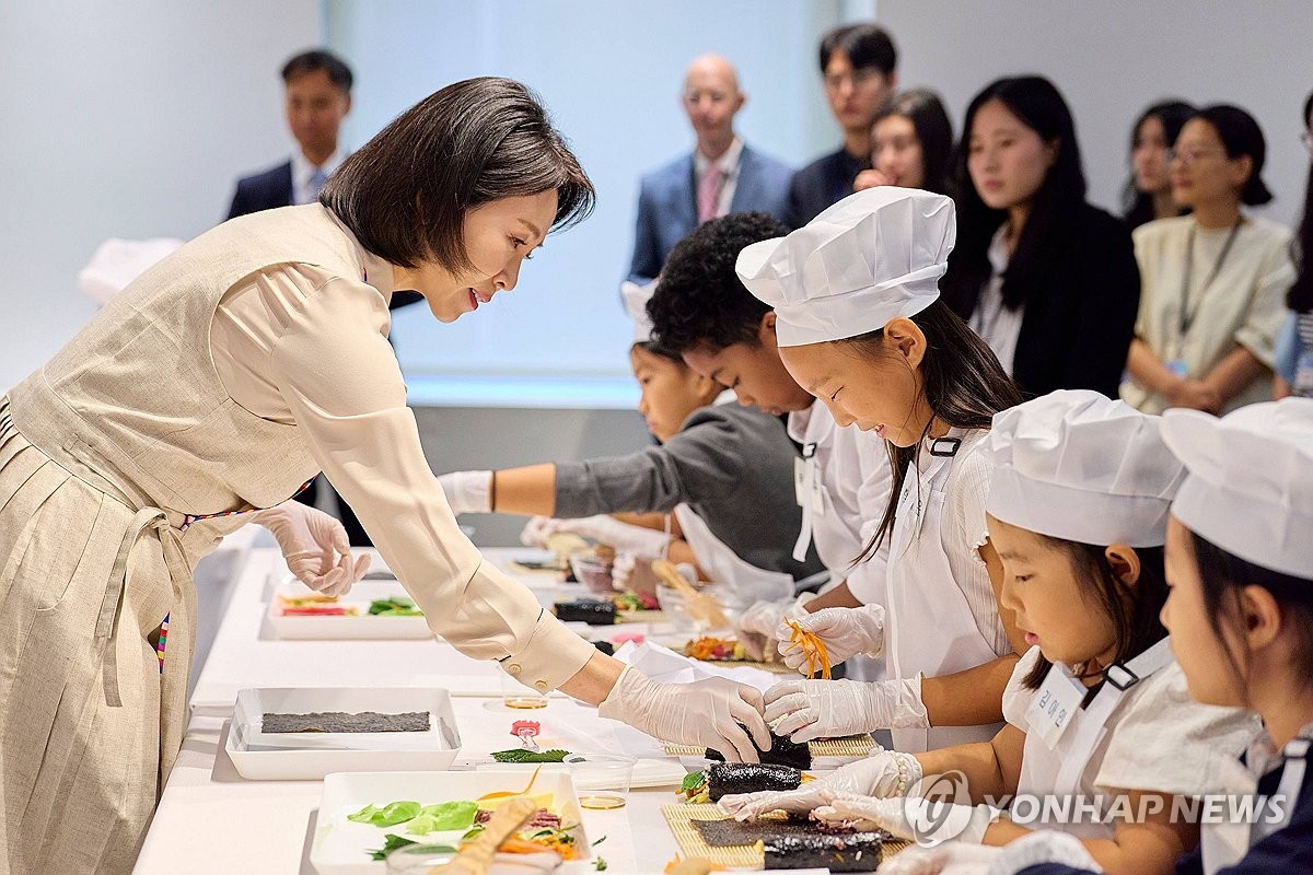 김혜경 여사, 동포 미래세대 대상 한식 요리교실 참석