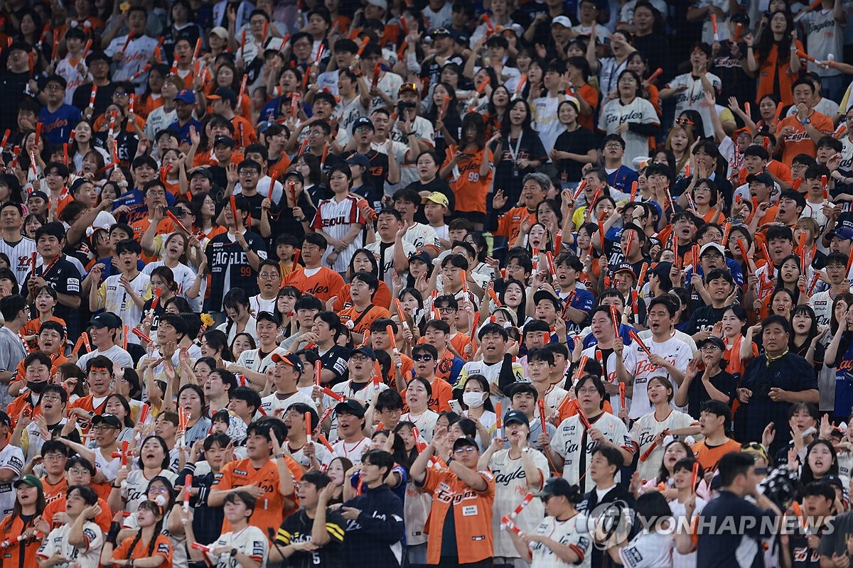 '흥행 태풍' 2025 프로야구, 국내 스포츠 첫 1천200만 관중 돌파(종합)