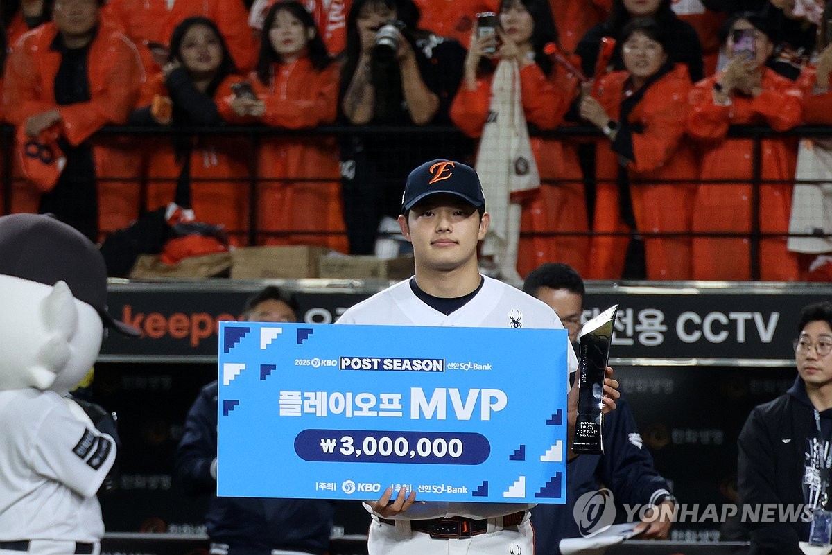첫 가을야구 PO MVP 품은 문동주 LG에 갚아주고 싶은 마음 커