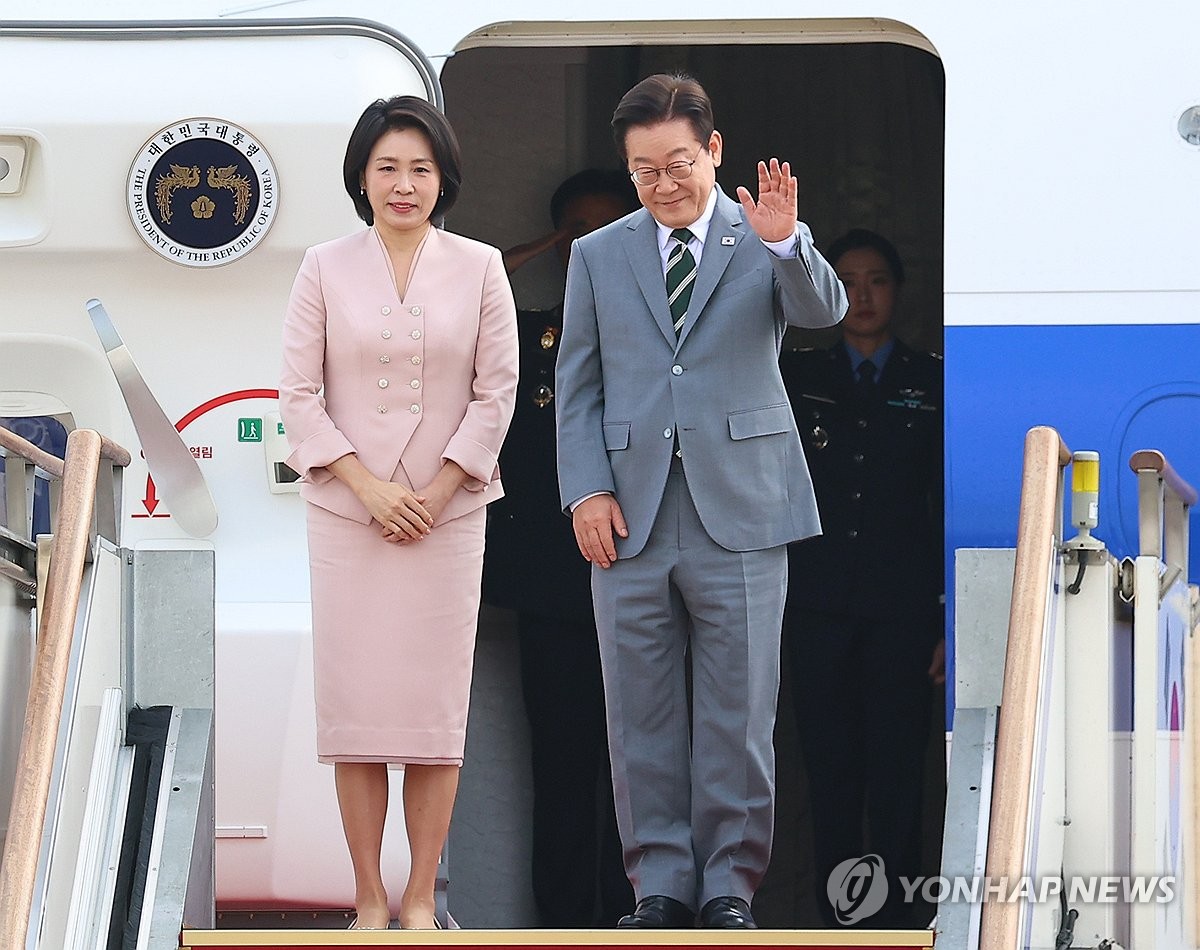 이재명 대통령 부부, 아세안 참석차 출국