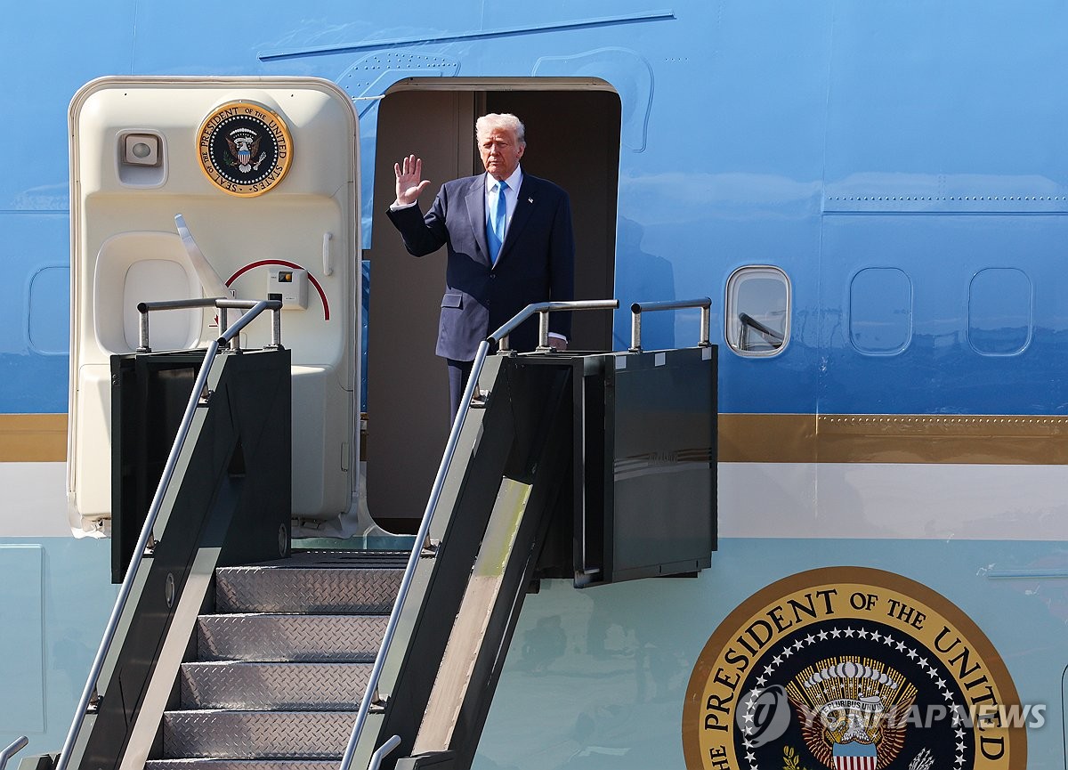 (2nd LD) [APEC 2025] Trump arrives in S. Korea for high-stakes summits with Lee, Xi