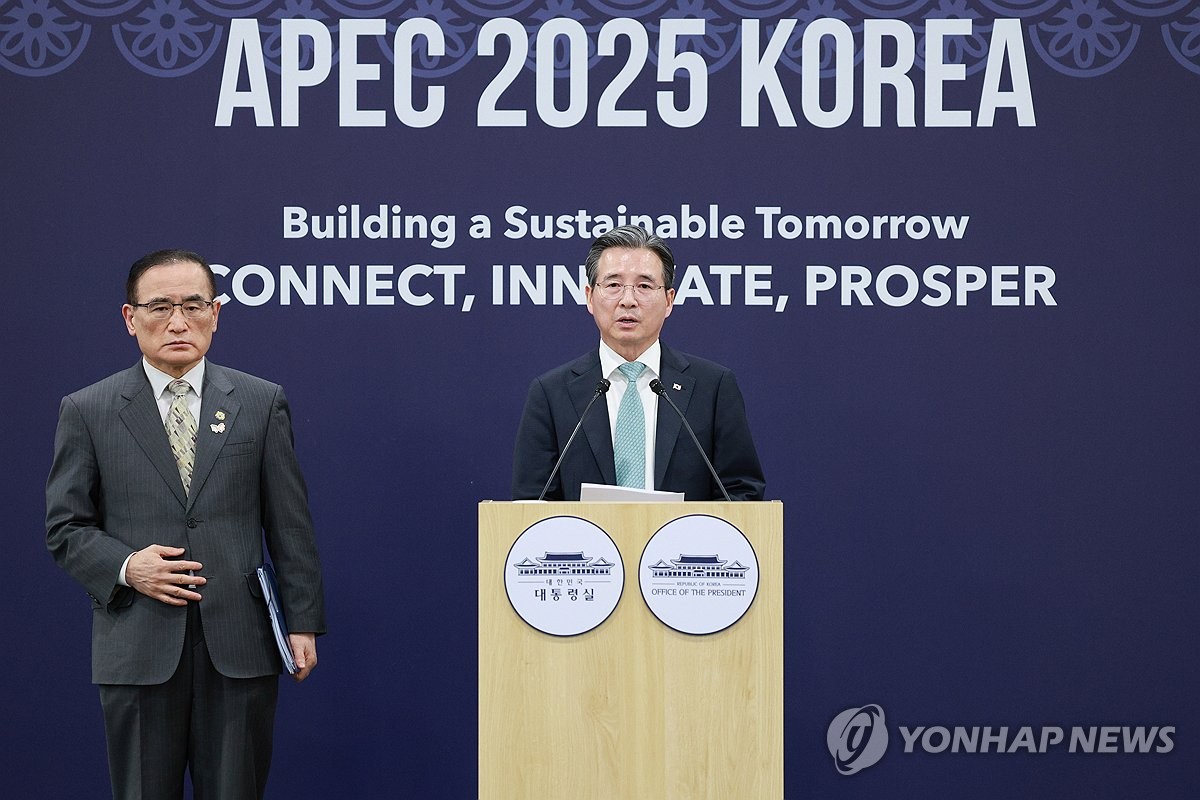 브리핑 하는 안보실장과 정책실장