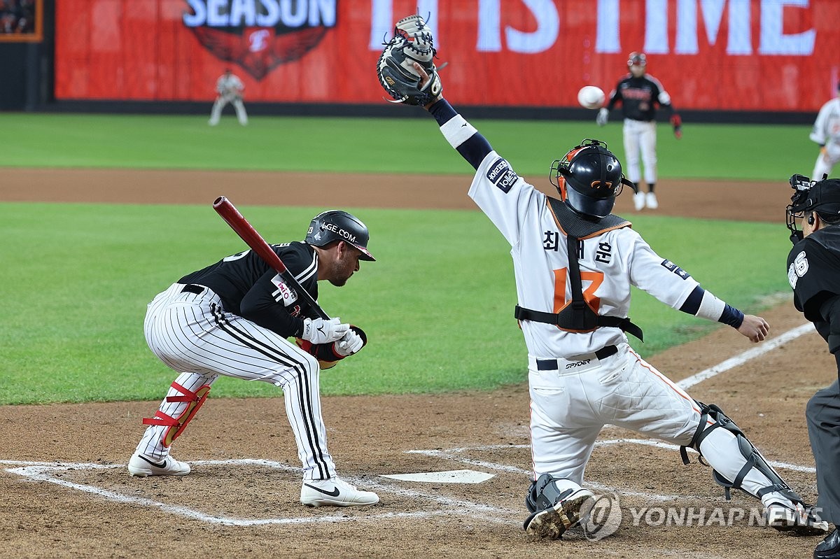 김서현 폭투로 한 점 더 달아나는 LG