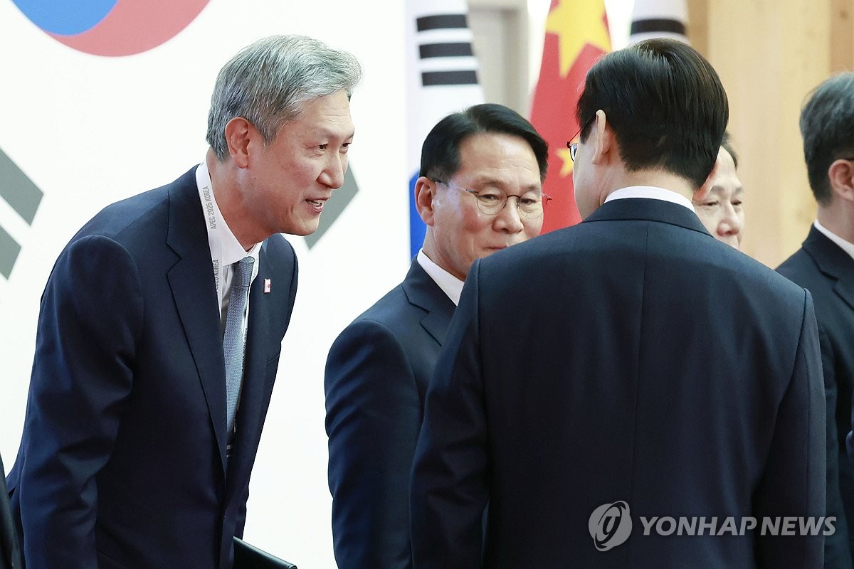 인사하는 이재명 대통령과 노재헌 주중한국대사