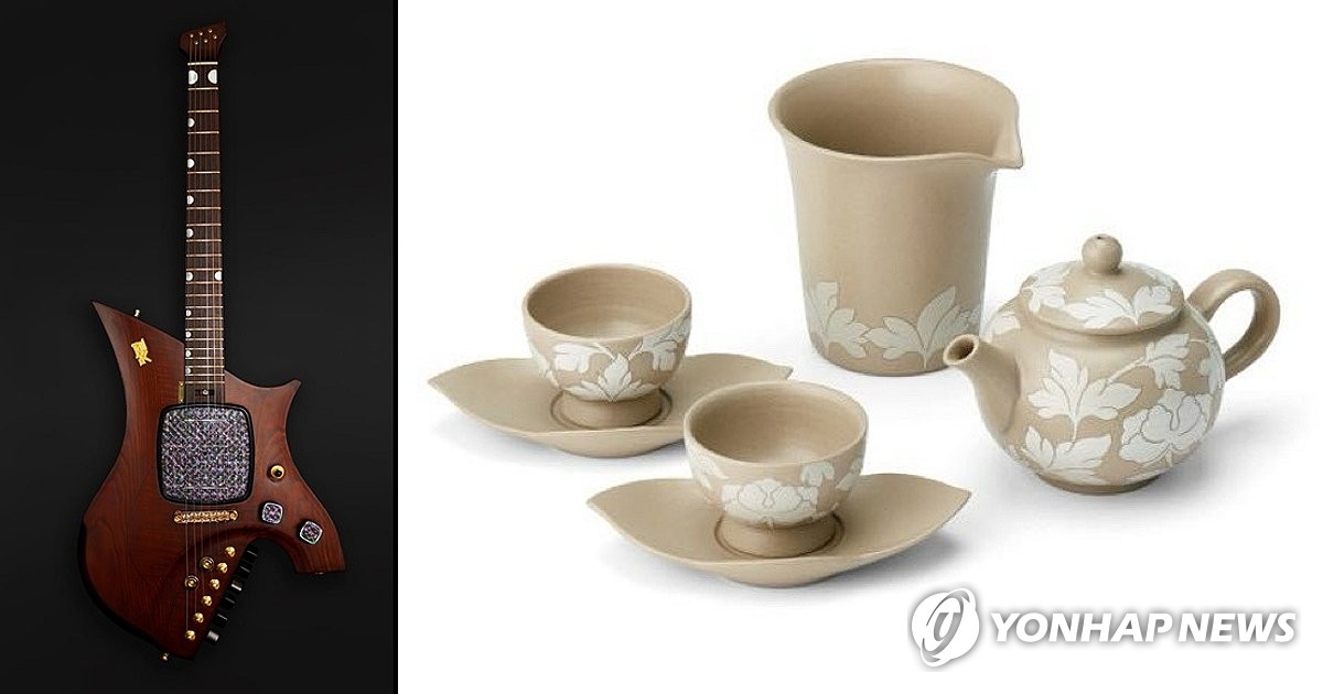 이재명 대통령, 싱가포르 웡 총리에게 나전칠기 장식 기타 선물