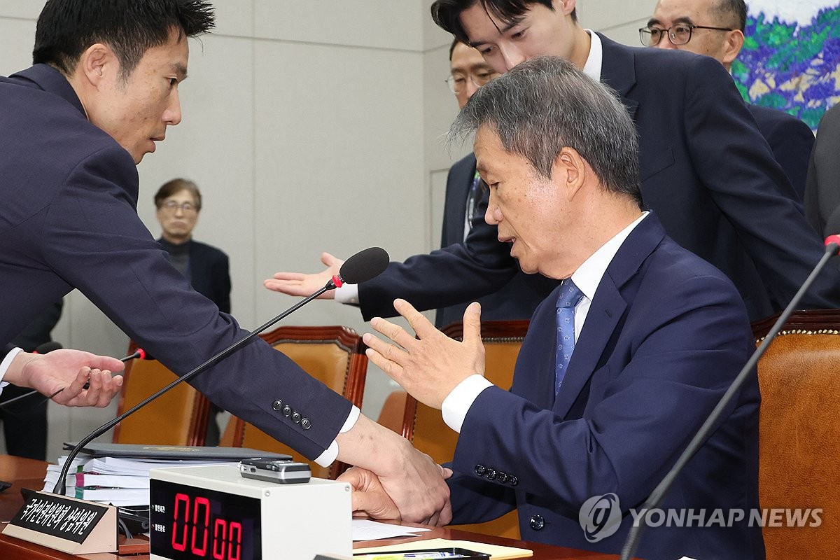 국회에서 퇴장 조치되는 김용원 국가인권위원회 상임위원 현장 사진