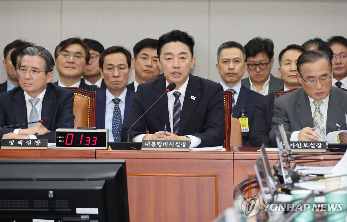 답변하는 강훈식 비서실장