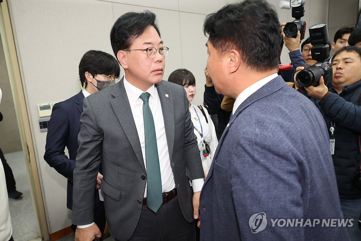 '배치기' 충돌로 치달은 운영위 국감