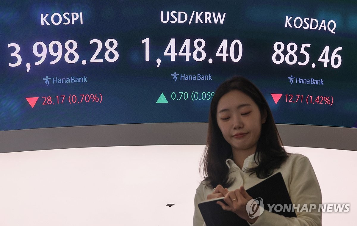 Seoul stocks down over 2 pct late Fri. morning on weak techs