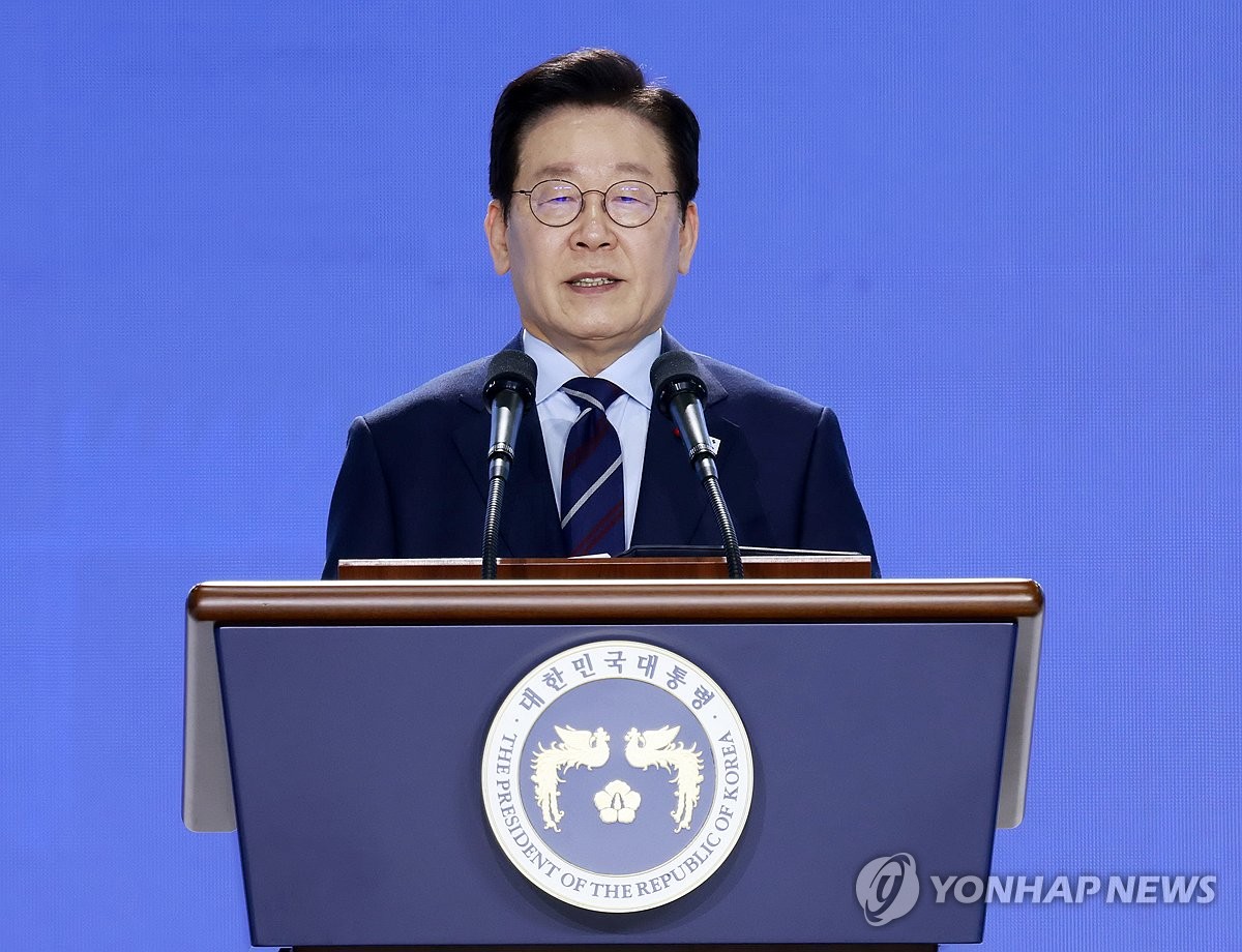 (LEAD) Lee proposes restoring communication channels with N. Korea