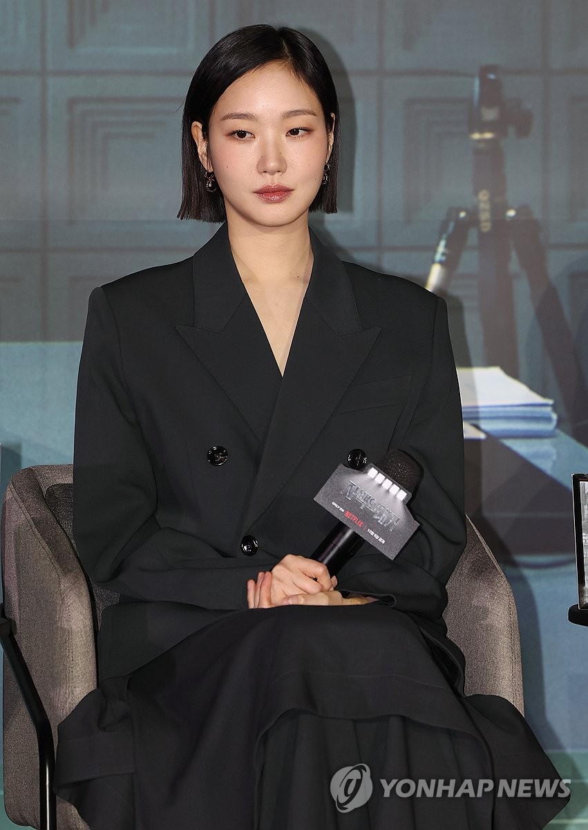 질문 듣는 김고은