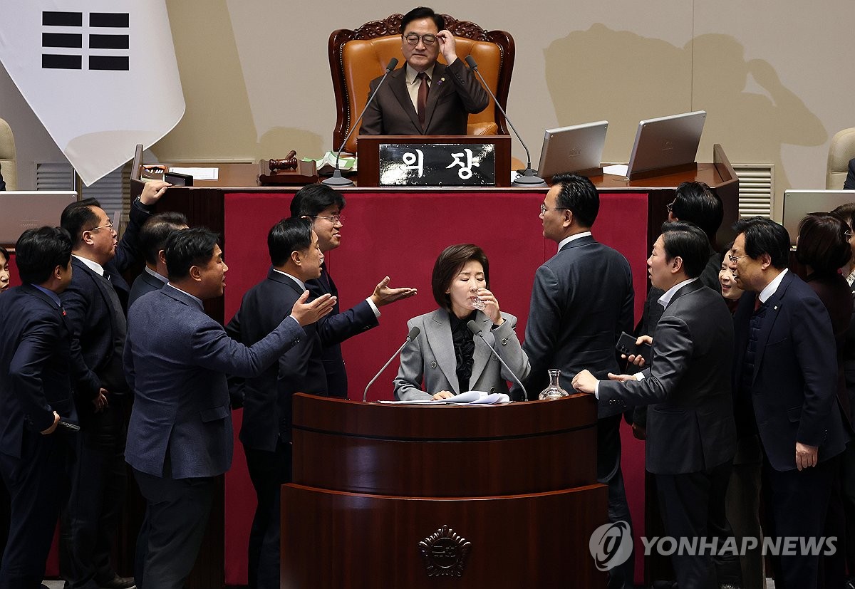 정기국회 마지막 날 필리버스터 충돌