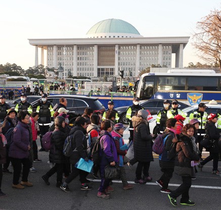 국회 포위한 민중대회 참가자들