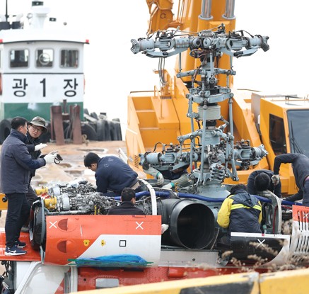 해체되는 산림청 추락헬기