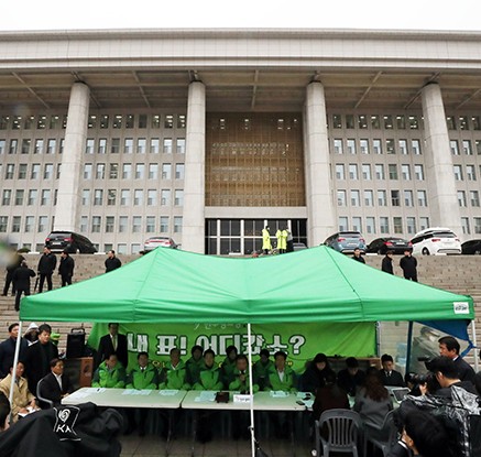 본청 앞 천막에서 열린 최고위원회의