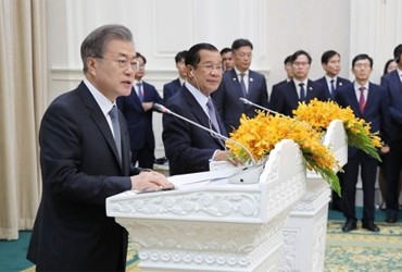 문대통령 "상생번영 미래 함께"…훈센 "전략적 동반자관계 추구"