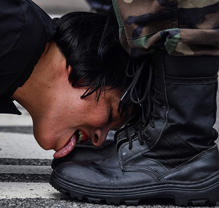 ′군화를 핥은 예술가?′…베네수엘라 정부 항의 퍼포먼스