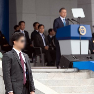 문 대통령 시장방문 경호관 기관단총 노출…청 "당연한 경호활동"