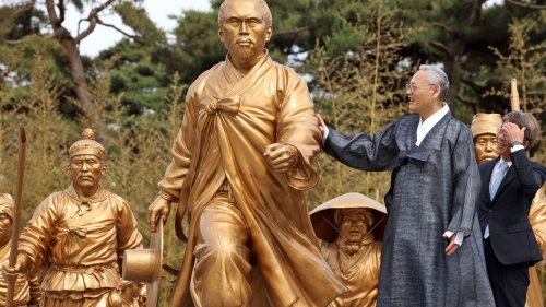 전봉준 동상 살펴보는 유인촌 장관
