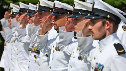 >'호국보훈의 달'…네덜란드 해군, 부산 유엔기념공원 참배