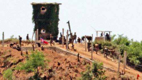 >휴전선 인근 초소 진지 공사하는 북한 군인들