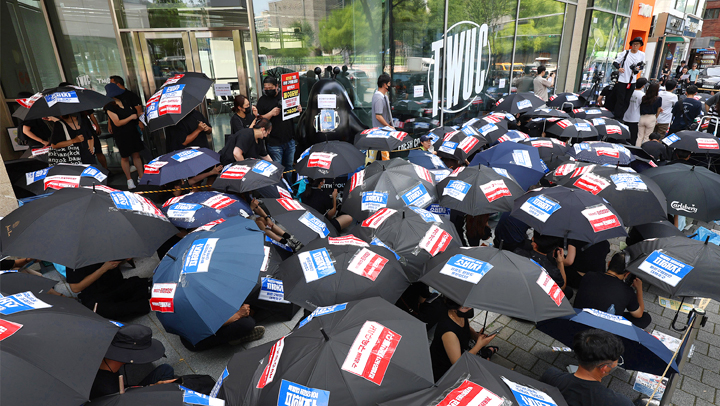 '검은 우산 집회'…티몬 사무실 앞 티메프 피해자들