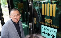 명태균, 검찰 조사 마치고 '친윤' 윤상현 만나…"잠시 들른 것"