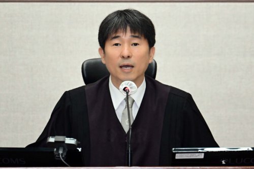 지귀연 재판장, '룸살롱 접대의혹' 부인…"접대받을 생각 안해"