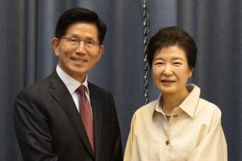 김문수, 박근혜 만나 "선거의 여왕 지혜 달라"…朴 "하나 돼야"