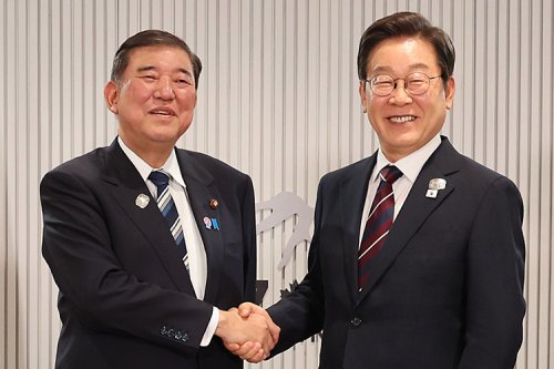 한일정상 "한미일 공조 유지·발전…셔틀외교 재개 의지 재확인"