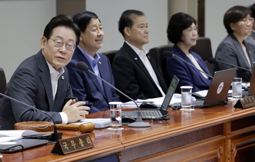 李대통령 "국민 죽어가는데 음주가무 정신나간 공직자 엄히 단속"