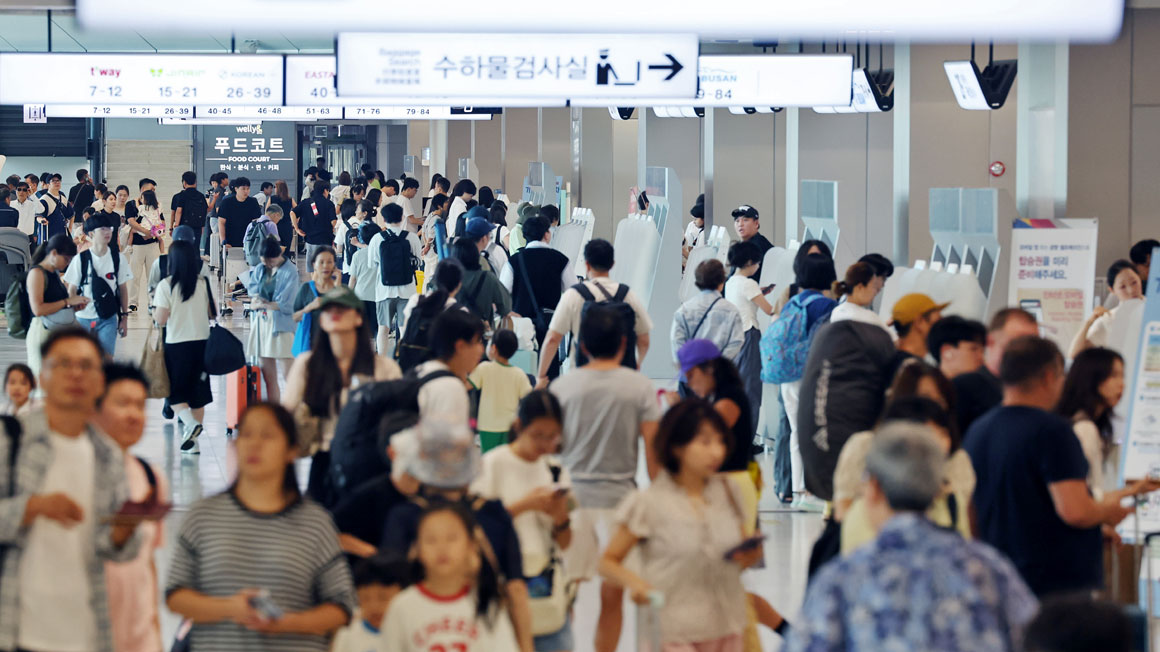 여름 휴가철 시작, 북적이는 김포공항