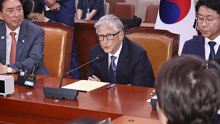 국회 외통위서 인사말 하는 빌 게이츠 이사장