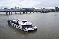 한강버스 운항 첫날…풍광 즐기다 레저보트 출몰에 깜짝